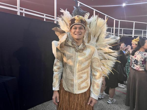 Gabriel kenakan Karya Opi Gabriel Harvianto mengenakan karya terakhir Opi Bachtiar untuk Pagelaran Sabang Merauke 2025. (Foto: Muhammad Sukardi)