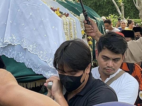 Billy Syahputra makamkan Billy Syahputra makamkan jenazah Mpok Alpa. (Foto: Ravie Wardani)