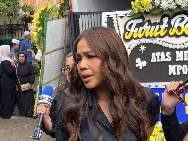 Melaney Ricardo dan Mpok Alpa Melaney Ricardo saat mengunjungi rumah duka Mpok Alpa di kawasan Ciganjur, Jakarta Selatan. (Foto: Ravie Wardani)