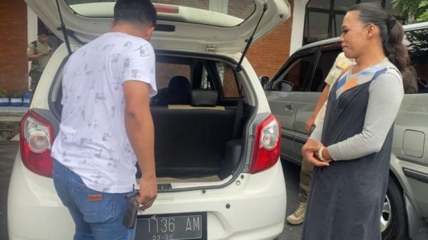 Seorang pengamen yang viral di media sosial, bernama Tugiman alias Chika, ditangkap petugas Satpol PP Banjarnegara, Jawa Tengah. (Foto: Nurdin Fauzi).