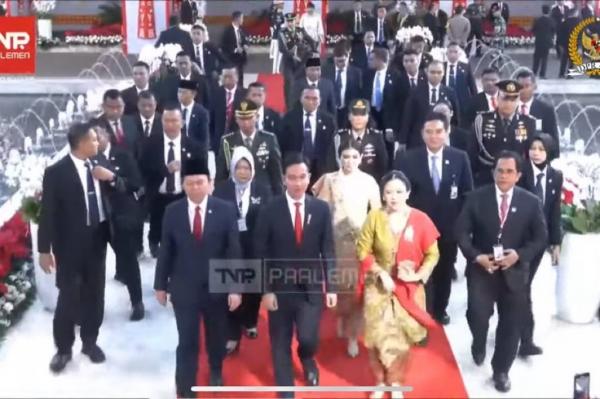 Wakil Presiden Gibran Rakabuming saat tiba di Sida Wakil Presiden Gibran Rakabuming saat tiba di Sidang Tahunan MPR menggunakan dasi merah, Jumat (15/8/2025). (foto: screenshot)