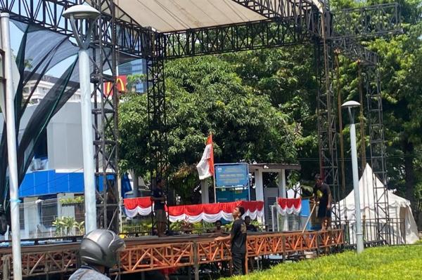 Panggung Pesta Rakyat 3 Penampakan panggung yang didirikan untuk gelaran Pesta Rakyat HUT ke-80 RI besok, Minggu (17/8/2025). (Foto: Ari Sandita)