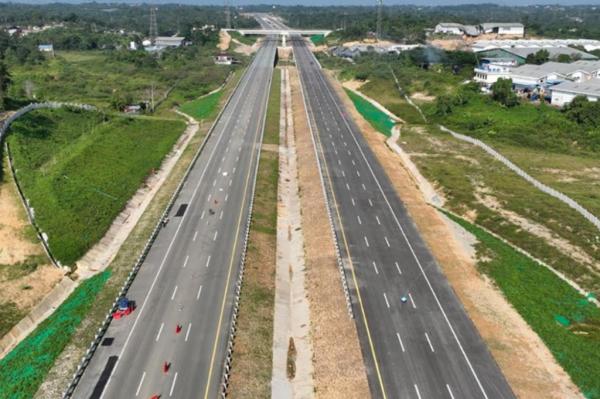 Jalan Tol IKN Seksi 3A DUA Jalan Tol IKN Seksi 3A terhubung langsung ke Tol Balikpapan-Samarinda. (Foto: Hutama Karya)