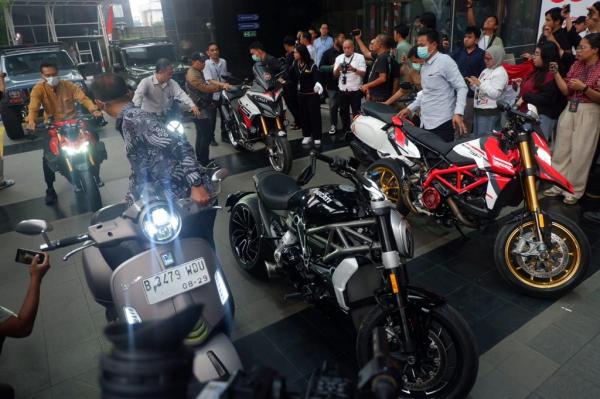 Sepeda Motor Disita KPK Deretan sepeda motor merek Ducati dan Vespa yang disita terkait OTT Wamenaker Immanuel Ebenezer. (Foto: Isra Triansyah)