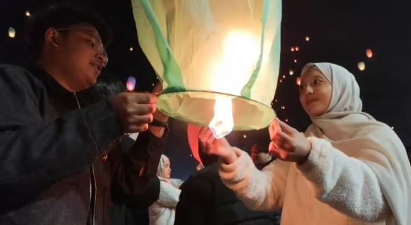 Wisatawan menerbangkan lampion di agenda Dieng Culture Festival 2025. (Foto: Jonathan Simanjuntak)