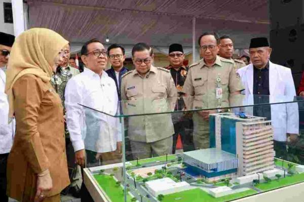 RS Royal Batavia Cakung Gubernur DKI Jakarta Pramono Anung bersama Menko PMK Pratikno saat menginisiasi pembangunan RS Royal Batavia Cakung di Cakung, Jakarta Timur, Senin (25/8/2025). (Foto: Ist)