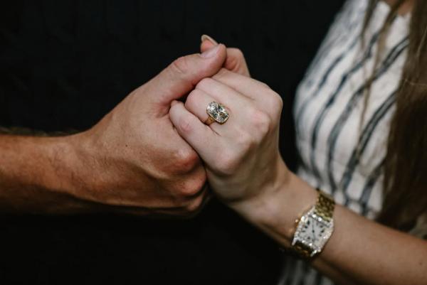 Detail Cincin Taylor Swift Detail cincin tunangan Taylor Swift. (Foto: Instagram)