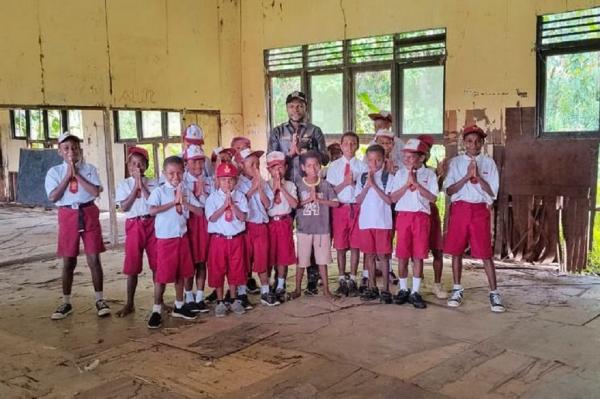 Anggota DPRK Mamberamo Raya, Papua dari Partai Perindo Daniel Antoh menyoroti kondisi SD yang rusak dan mendesak pemkab untuk merenovasinya. (Foto: ist)