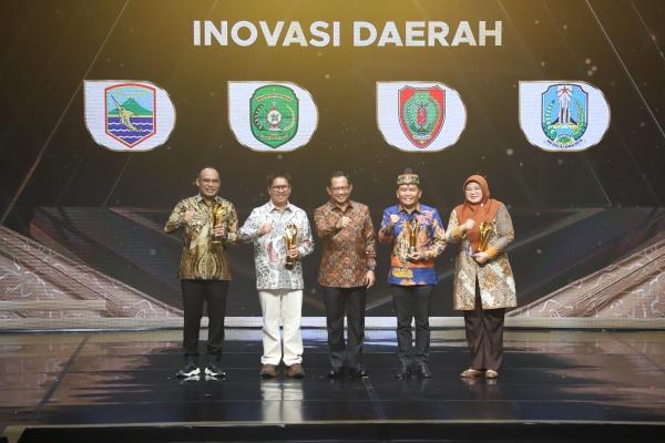 Busana khas pejabat daerah di Pemimpin Daerah Awards 2025. (Foto: Arif Julianto)