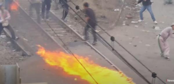 Massa Demo Ricuh Lempar Bom Molotov di Kolong Flyover Pejompongan, Polisi Tembak Gas Air Mata