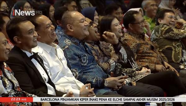 Tamu PDA 2025 tertawa Sejumlah tamu penting tertawa mendengar materi stand up Atte di Pemimpin Daerah Awards 2025. (Foto: iNews)