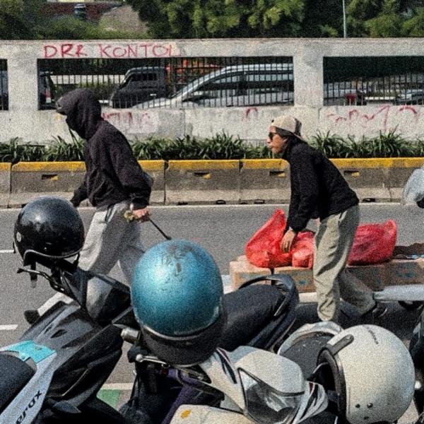 Atta bagi-bagi makanan Atta Halilintar bagi-bagi makanan di depan Gedung DPR. (Foto: Instagram)
