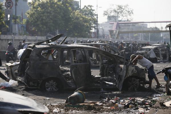 Mobil terbakar