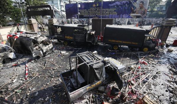 mobil hangus terbakar