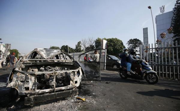 mobil hangus terbakar