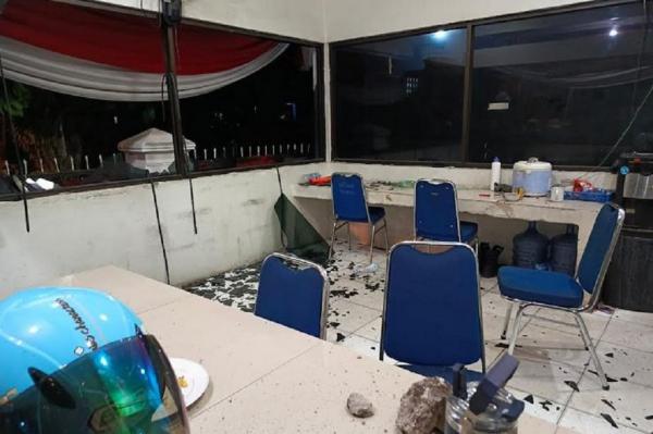 Rumah Dinas Wagub Jambi Diserang Massa, Pos Jaga Dilempari Batu dan Bom Molotov