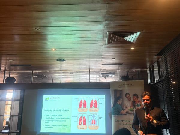 Narasumber kanker paru OncoCare Singapore menjelaskan soal kanker paru. (Foto: Istimewa)