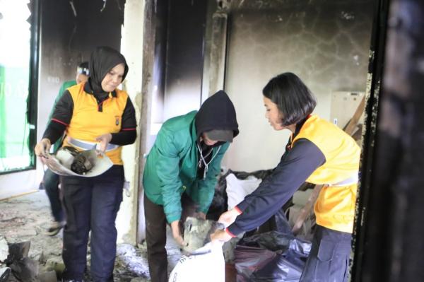 Polda Metro dan mahasiswa bersihkan pospol Ditlantas Polda Metro Jaya bersama-sama elemen mahasiswa menggelar aksi bersih-bersih pos polisi yang rusak akibat tindakan anarkistis oleh kelompok perusuh pada 27 Agustus 2025 lalu. (Foto: Polda Metro)