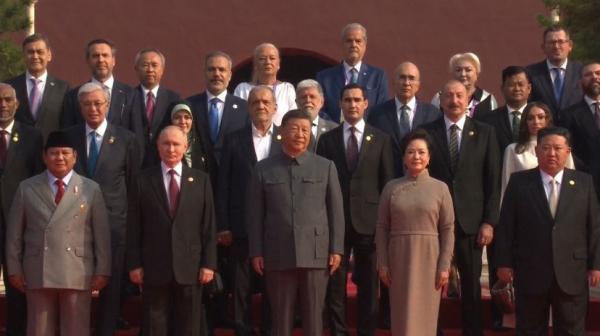 Presiden Prabowo Subianto hadir parade militer di Presiden Prabowo Subianto hadir parade militer di China pada Rabu (3/9/2025) dan berdiri sejajar dengan Presiden Rusia Vladimir Putin, serta Pimpinan Tertinggi Korea Utara Kim Jong Un. (Foto: screenshot)