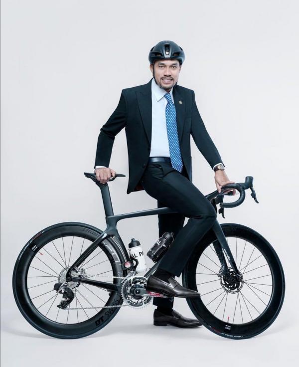 Sahroni gowes kantoran OOTD Sahroni gowes ala kantoran. (Foto: X)