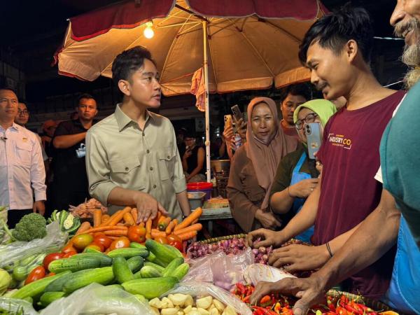 Gibran Rakabuming ke Pasar Cipulir tengah malam Wapres Gibran Rakabuming blusukan tengah malam ke Pasar Cipulir pada Kamis (4/9/2025) dan membeli bumbu dapur. (Foto: Setwapres)