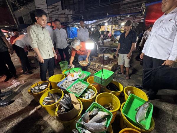 Wapres Gibran blusukan tengah malam ke Pasar Cipul Wapres Gibran blusukan tengah malam ke Pasar Cipulir pada Kamis (4/9/2025). (Foto: Setwapres)