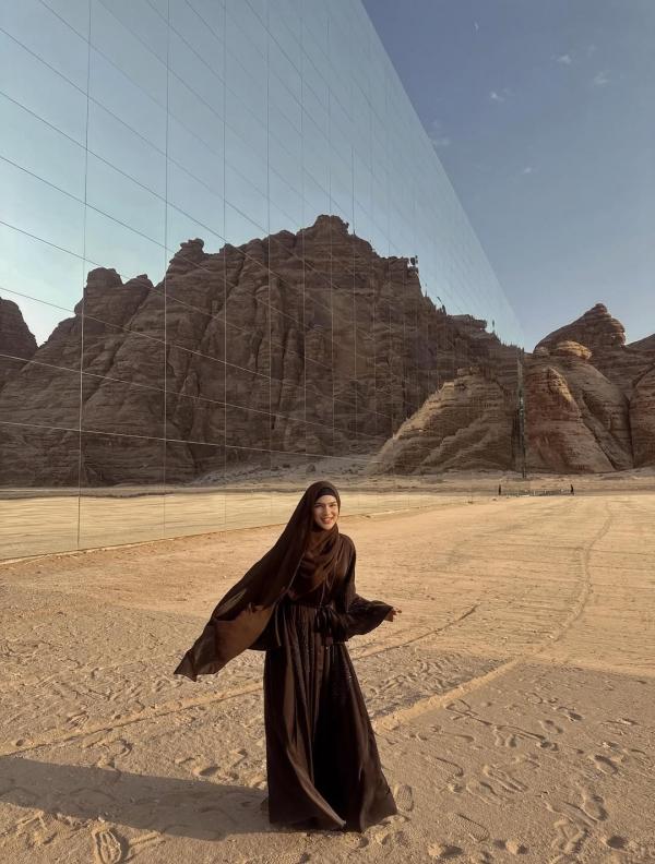 Davina Karamoy berhijab Davina Karamoy berhijab saat di Al Ula Arab Saudi. (Foto: Instagram)