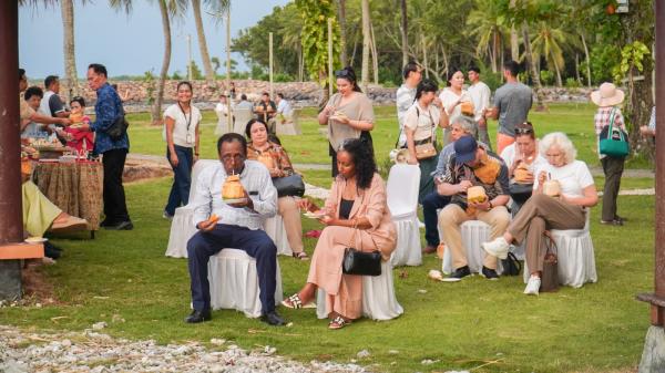 Diplomat menikmati kelapa di Tanjung Lesung Diplomat menikmati kelapa di Tanjung Lesung. (Foto: Istimewa)