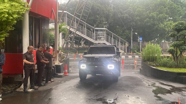 Mobil merek BAIC milik eks Wamenaker Immanuel Ebenezer yang disita KPK. (Foto: Achmad Al Fiqri)