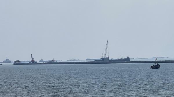 Penampakan Pagar Beton di Cilincing Penampakan pagar beton di pesisir Cilincing, Jakarta Utara, yang menyulitkan nelayan beraktivitas. (Foto: Danandaya Arya)