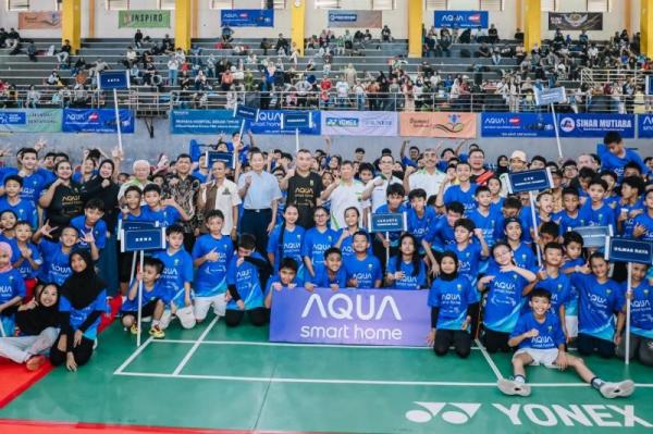 Peserta Turnamen AQUA Yonex Sunrise Foto bersama para peserta turnamen bulu tangkis AQUA Yonex Sunrise. (Foto: dok AQUA)