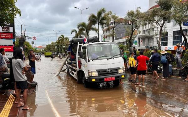 Mobile Pump Milik Kementerian PU Kementerian PU juga menempatkan mobile pump di titik-titik banjir untuk memastikan genangan air dapat ditangani secara cepat. (Foto: Dok. Kementerian PU)