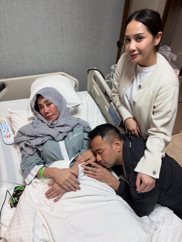 Raffi Ahmad dan Nagita Slavina menjenguk Mama Amy yang sedang sakit. (Foto: Instagram)