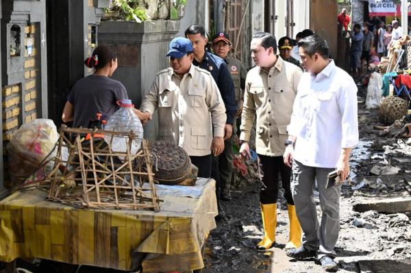 Prabowo Tinjau Korban Banjir 2 Presiden Prabowo Subianto saat meninjau para warga terdampak banjir di Denpasar, Bali, Sabtu (13/9/2025). (Foto: BPMI Setpres)