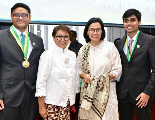 Sri Mulyani, Retno Marsudi dan Anak Kiri ke kanan: Bagas Adhimurda Marsudi, Retno Marsudi, Sri Mulyani, Adwin Haryo Indrawan Sumartono. (Foto: Instagram @smindrawati)