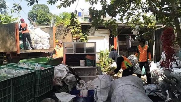 Volume sampah Kecamatan Cipayung mencapai 9 kubik Volume sampah Kecamatan Cipayung mencapai 9 kubik per hari dan bisa melonjak hingga 30 kubik. (Foto: Yunaldi Libra).