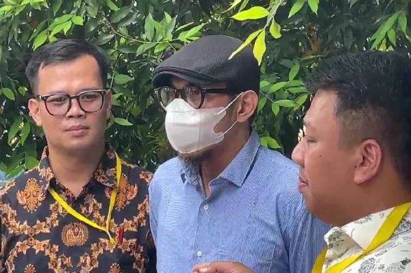 Aji Darmaji bersama kuasa hukumnya Aji Darmaji, suami mendiang Mpok Alpa, bersama kuasa hukumnya. (Foto: Ravie Wardani)