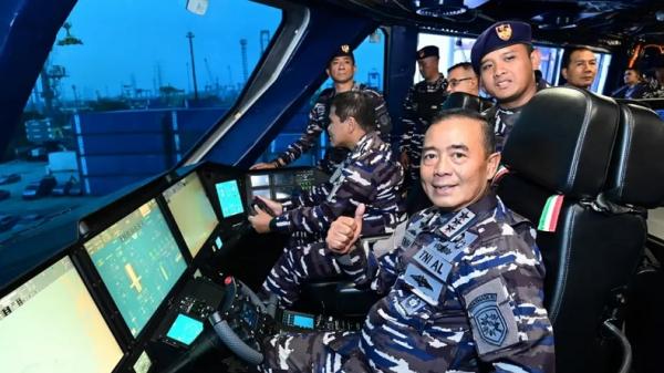 KRI Brawijaya-320 Pangkoarmada saat menyambut KRI Brawijaya-320. (Foto: Dok. TNI AL).
