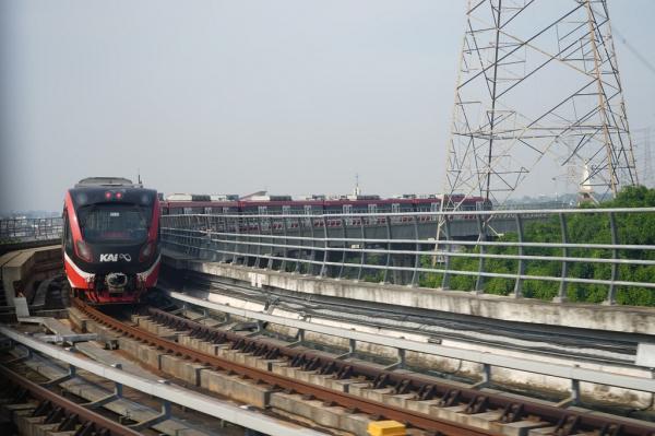 LRT Jabodebek memperpanjang jam operasional pada 31 Desember 2025 hingga pukul 01.44 WIB dini hari, 1 Januari 2026. (Foto: Dok. LRT Jabodebek)
