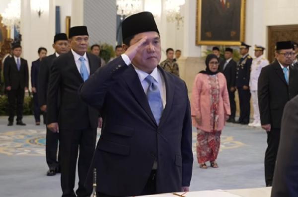 Presiden Prabowo Subianto melantik Erick Thohir menjadi Menpora. (Foto: BPMI Setpres)