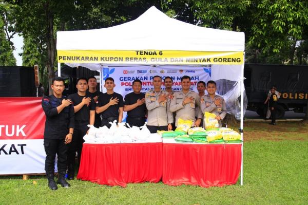Gerakan Pangan Murah yang digelar Mabes Polri bersama Perum Bulog berlangsung di lingkungan Slog Polri menghadirkan beras, minyak goreng, dan gula pasir dengan harga terjangkau. (Foto: Dok. Polri)