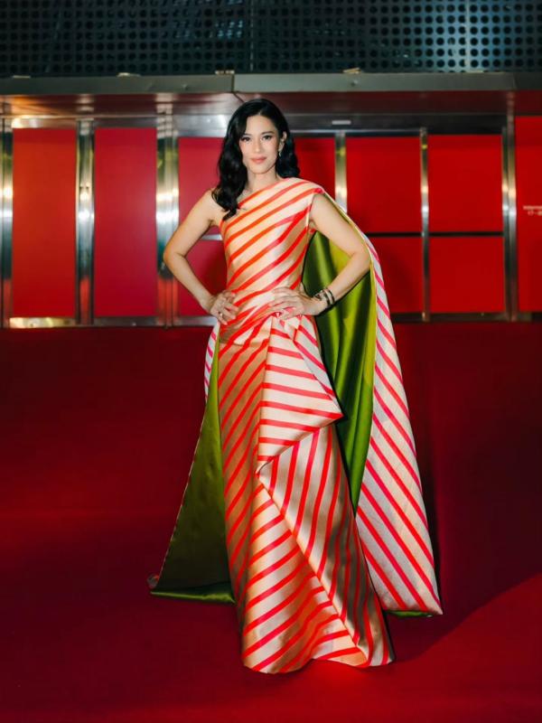 Fashion Dian Sastro Dian Sastrowardoyo mengenakan dress pink-hijau di BIFF 2025. (Foto: Instagram)