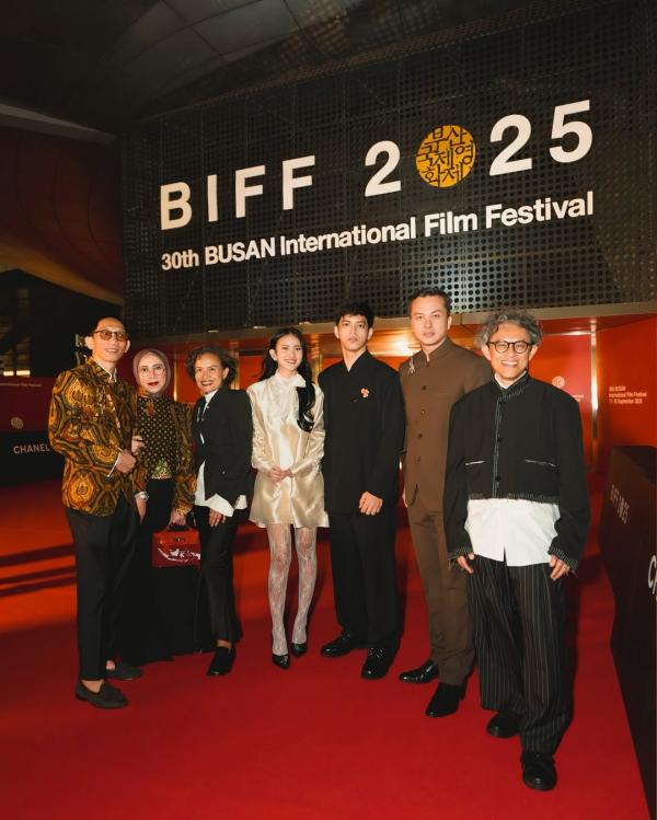 Melly Goeslaw di BIFF 2025 Melly Goeslaw di BIFF 2025 bersama tim film Rangga & Cinta. (Foto: Instagram)