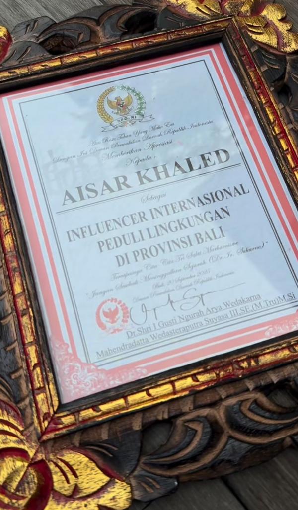 Penghargaan untuk Aisar Khaled Penghargaan untuk Aisar Khaled dari Senator di Bali. (Foto: Instagram)