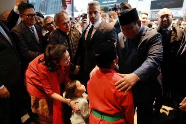 Prabowo Disambut 2 Anak Diaspora Dua anak diaspora, Hatta Sanof Kurniawan dan Adriella Namarga Pandjaitan tampil dengan pakaian adat nusantara dan menyerahkan karangan bunga kepada Presiden Prabowo. (Foto: BPMI Setpres)