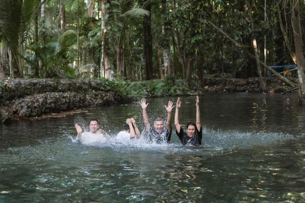 Raffi Ahmad di Mata Air Oemau Raffi Ahmad hingga Ariel Noah di Mata Air Oemau, Rote, NTT.