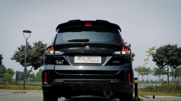 Suzuki New XL7 Hybrid Alpha Kuro 2 New XL7 Hybrid Alpha Kuro mempertegas tampilan elegan dan karakter kuat dengan sentuhan aksen hitam. (Foto: dok Suzuki)