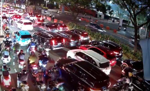 Kemacetan horor terjadi di arteri Jalan Gatot Subroto mengarah Semanggi dan Kuningan hingga Pejompongan saat jam pulang kerja, Rabu (24/9/2025) malam. (Foto: Dok. TMC Polda Metro)