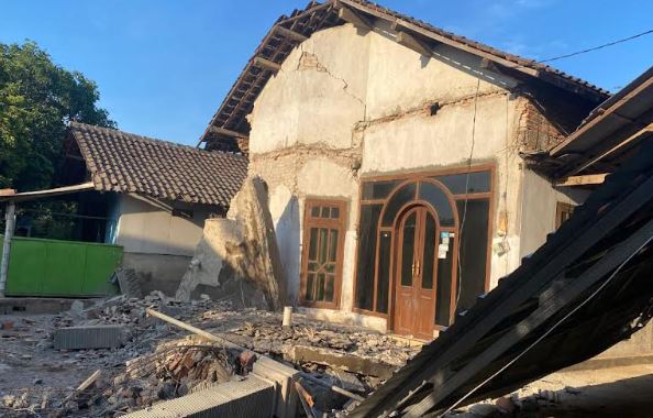 Gempa rusak rumah banyuwangi Gempa hari ini di Banyuwangi dengan M 5,3 merusak sejumlah rumah warga, Kamis (25/9/2025). (Foto: BMKG)