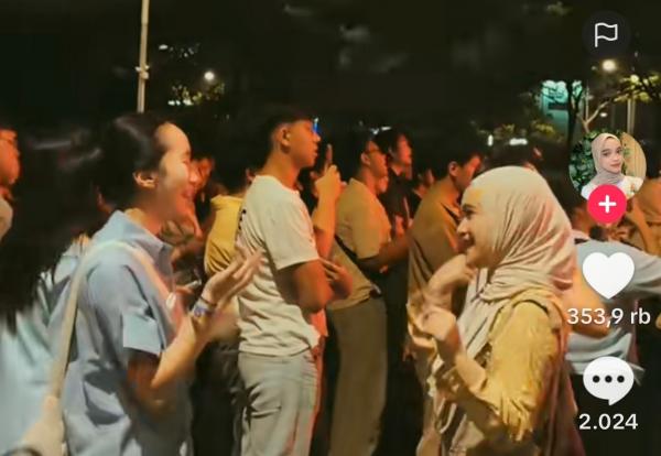 Mengharukan! Wanita Ini Bantu Sahabat Tunarungu Nonton Festival Musik, Artikan Pakai Bahasa Isyarat
